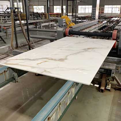 لوح زجاج نانوي ذهبي من Calacatta