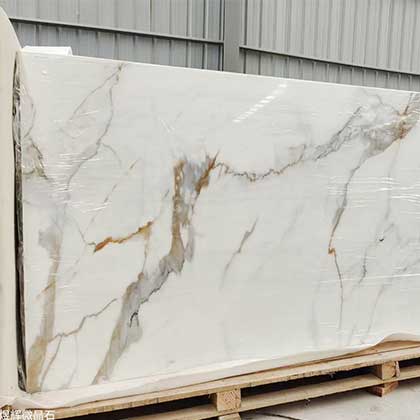 لوح زجاج نانوي ذهبي من Calacatta